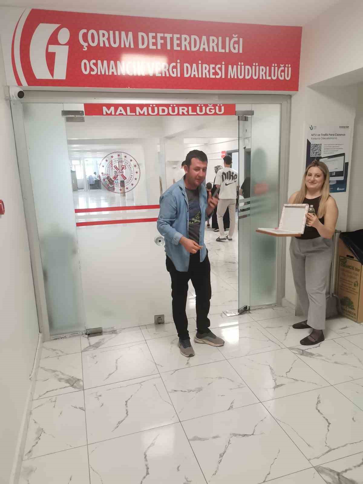 vergi-borcunu-odemeye-gelen-mukelleflere-cikolatali-karsilama