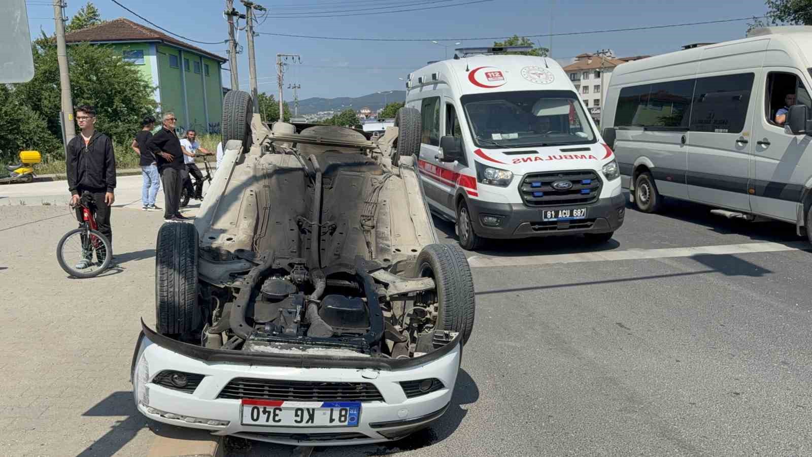 yayaya-yol-veren-otomobile-carpip-takla-atti-3-yarali