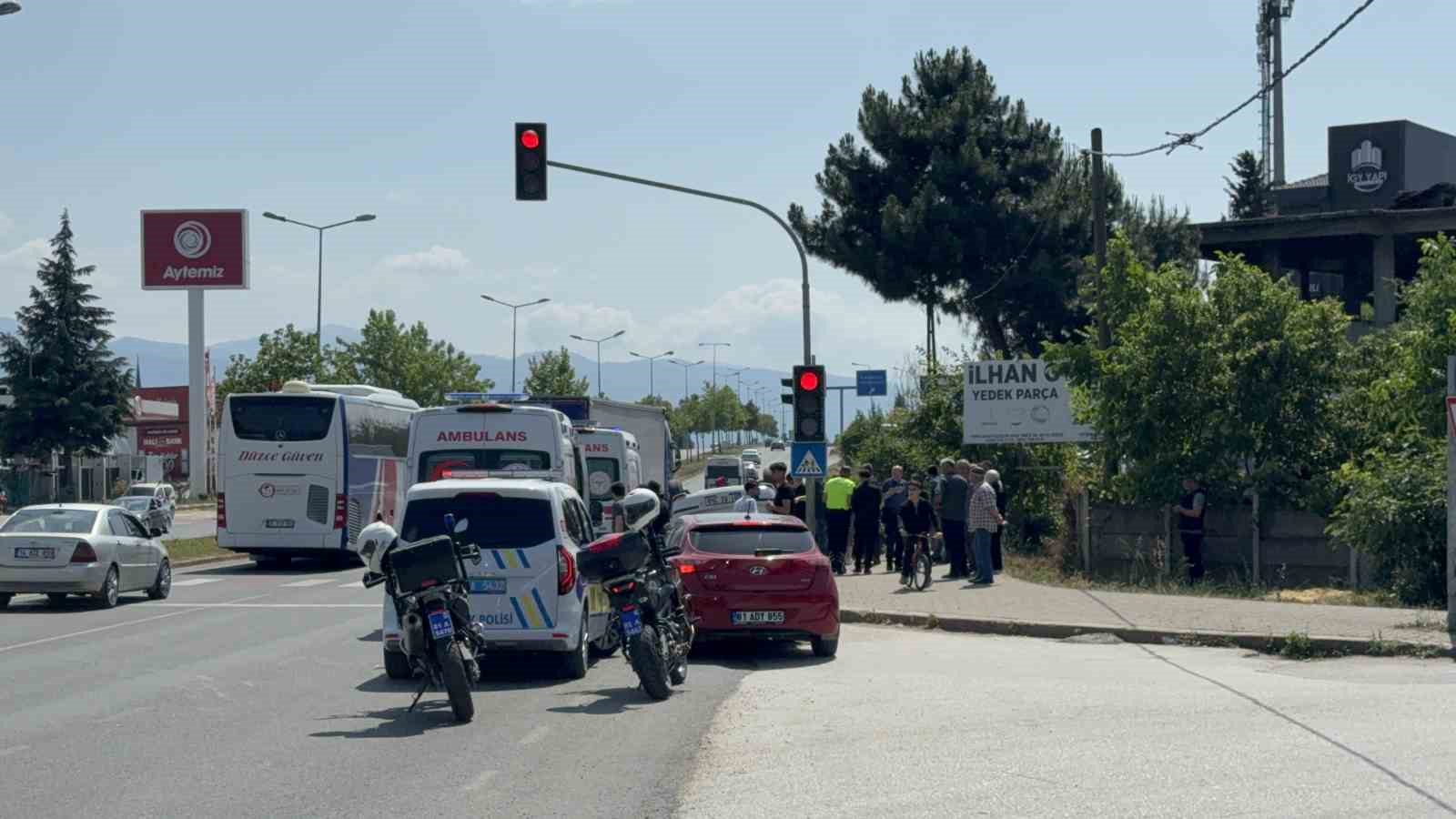 yayaya-yol-veren-otomobile-carpip-takla-atti-3-yarali