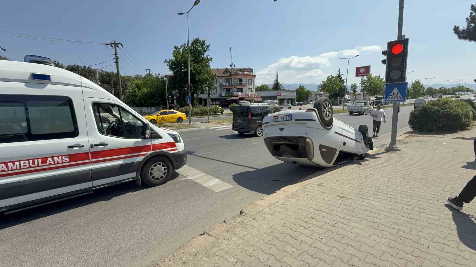 yayaya-yol-veren-otomobile-carpip-takla-atti-3-yarali