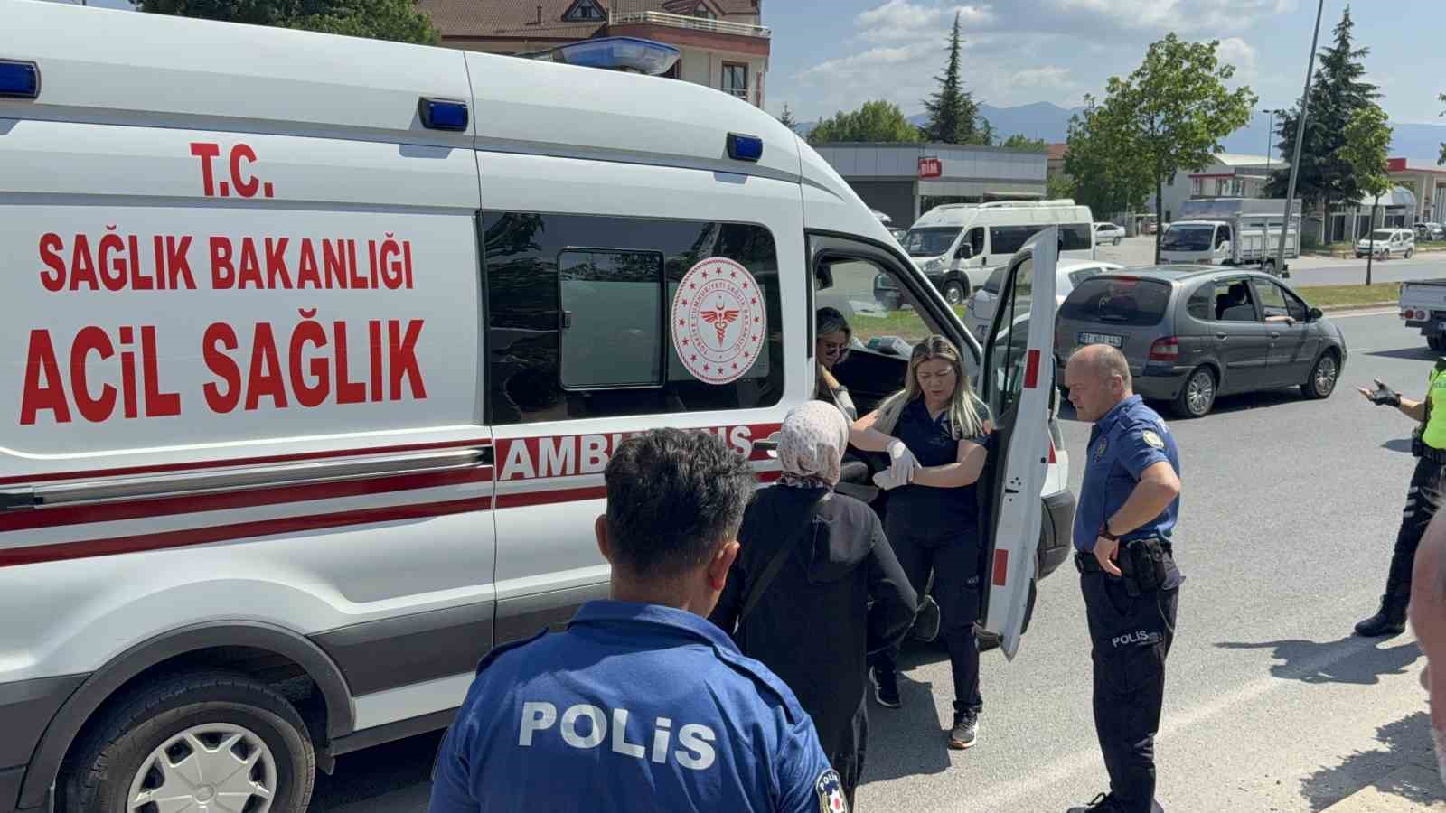 yayaya-yol-veren-otomobile-carpip-takla-atti-3-yarali