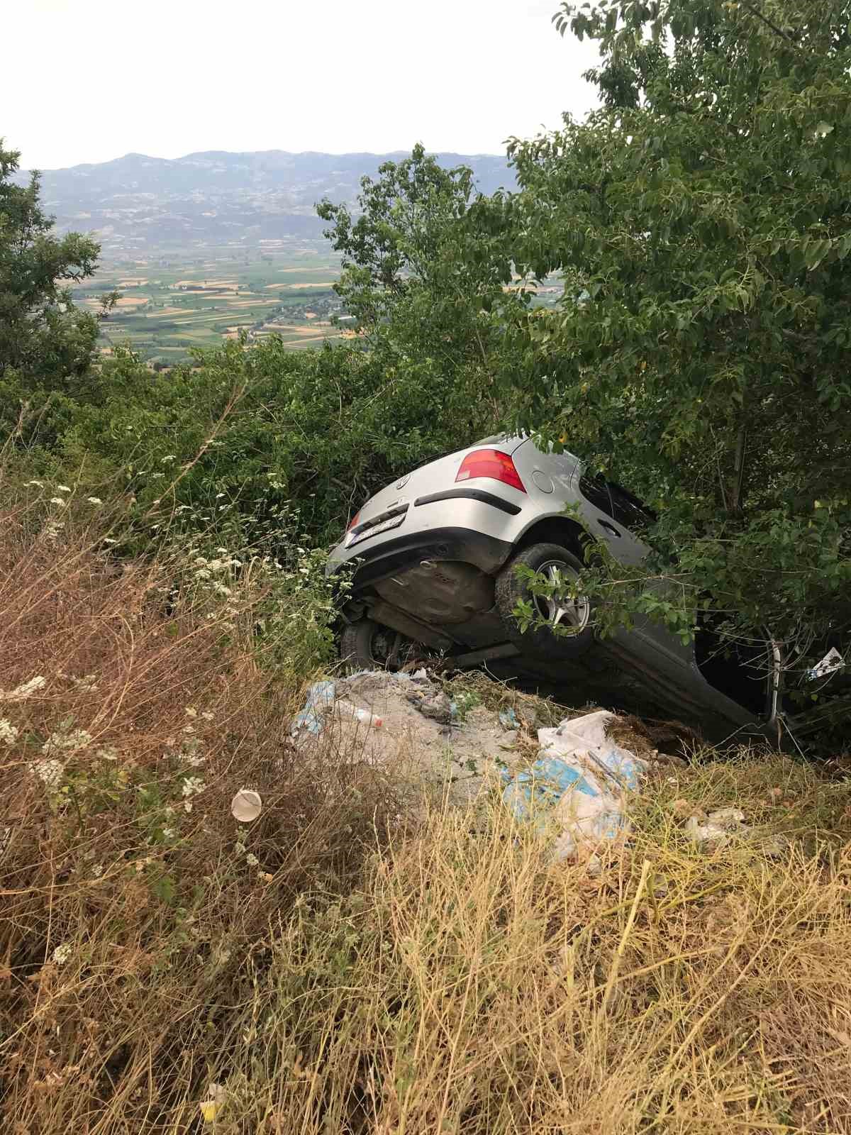 yoldan-savrulan-otomobil-agaca-carparak-durabildi
