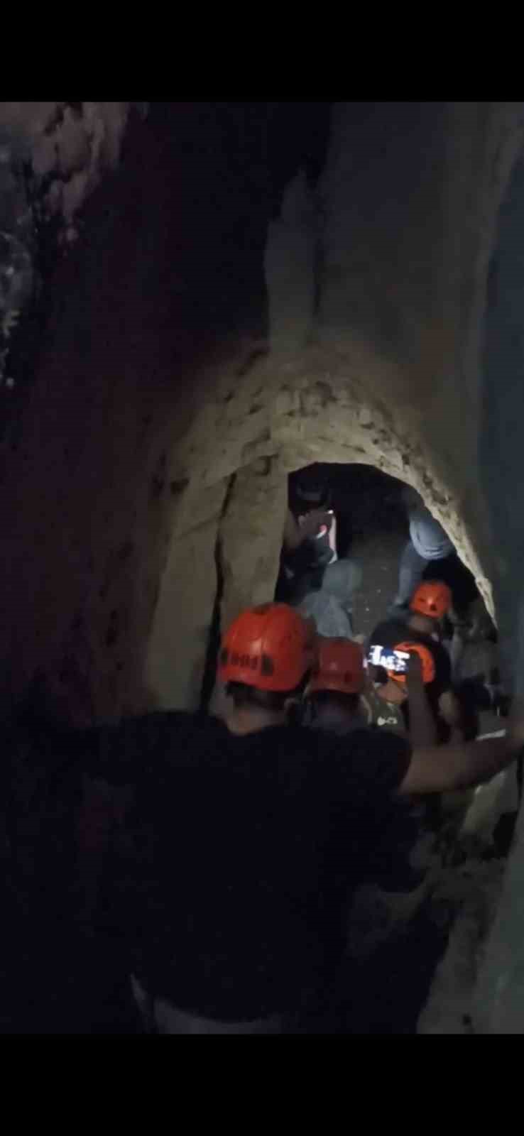 5-metre-yukseklikten-magaraya-dusen-genc-kurtarildi
