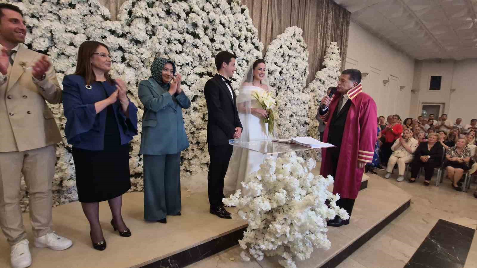 adalet-bakaninin-esi-nikah-sahidi-oldu