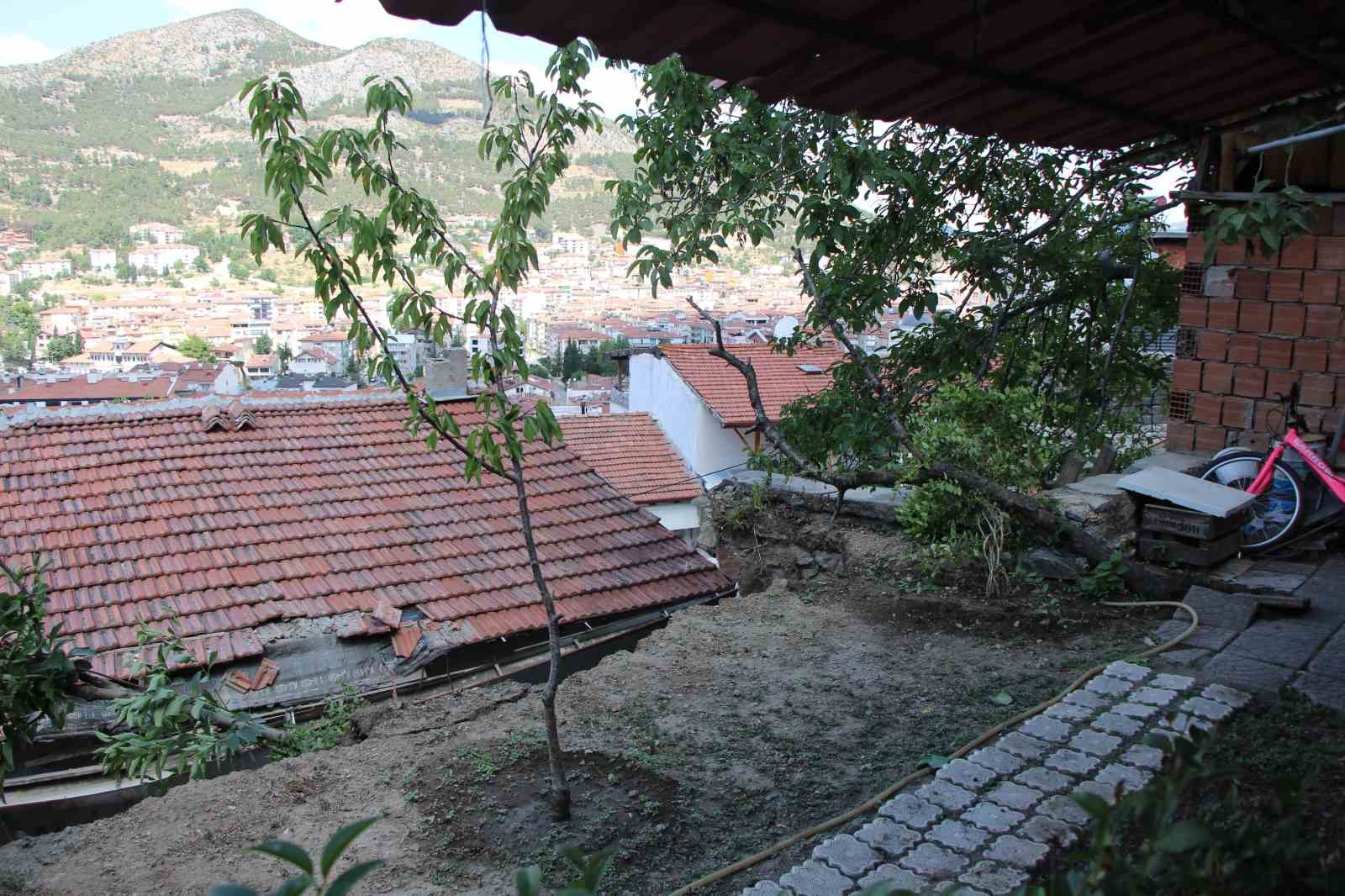 amasyada-istinat-duvari-evin-uzerine-coktu
