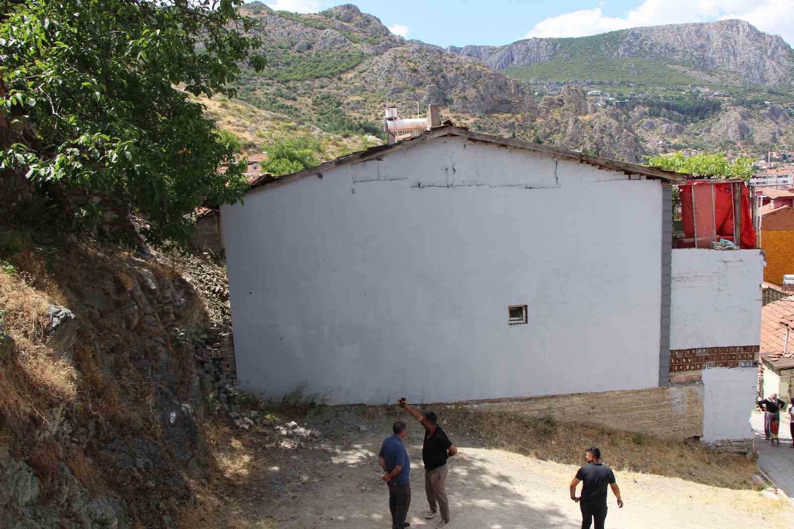 amasyada-istinat-duvari-evin-uzerine-coktu