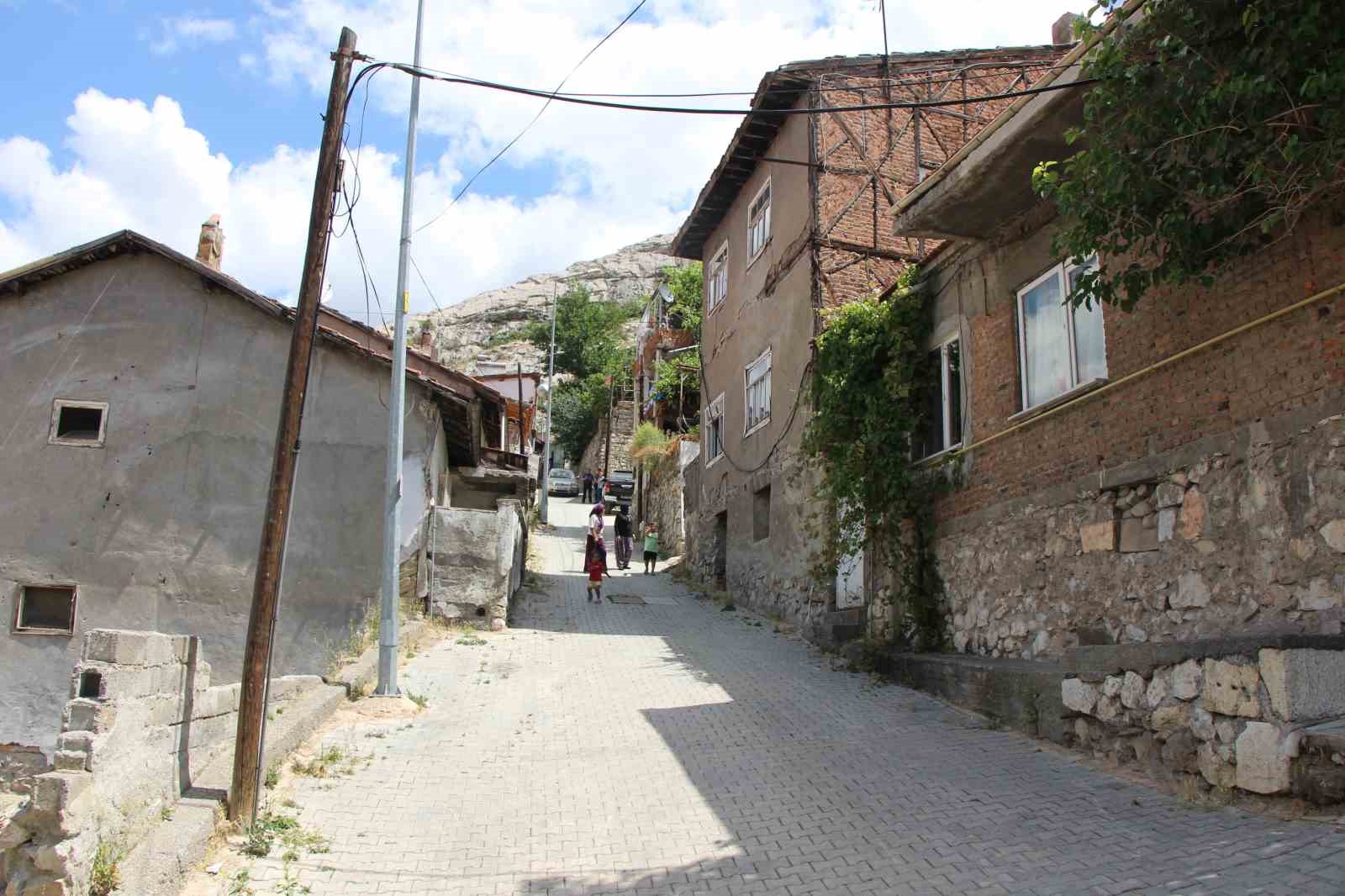 amasyada-istinat-duvari-evin-uzerine-coktu