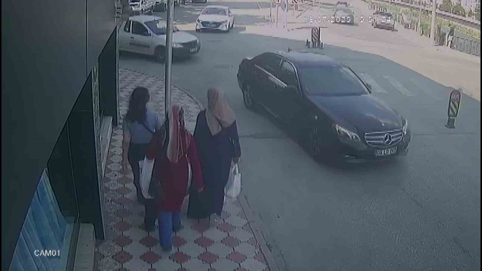 amasyada-kaza-yapan-aracin-vitrine-carptigi-anlar-kamerada