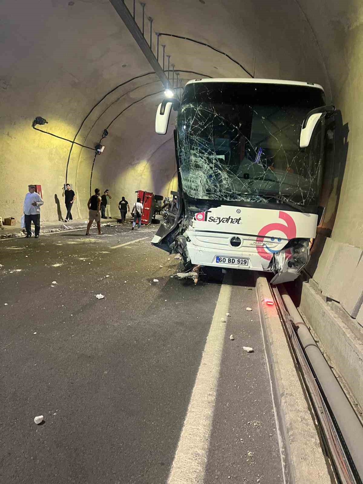 amasyada-tunelde-yolcu-otobusuyle-traktor-carpisti-1-yarali