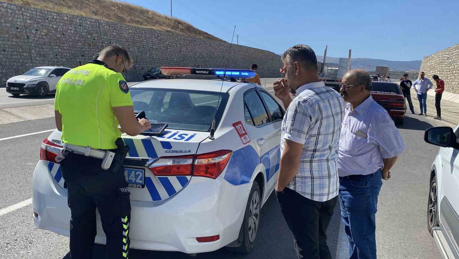 aniz-dumani-zincirleme-kazaya-neden-oldu-7-arac-birbirine-girdi