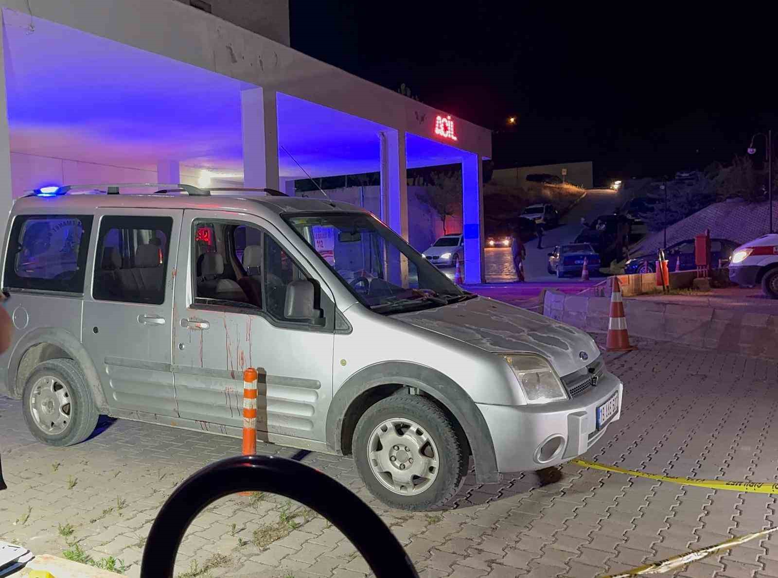 arac-icinde-tabanca-ates-aldi-bir-kisi-agir-yaralandi-o-anlar-kamerada