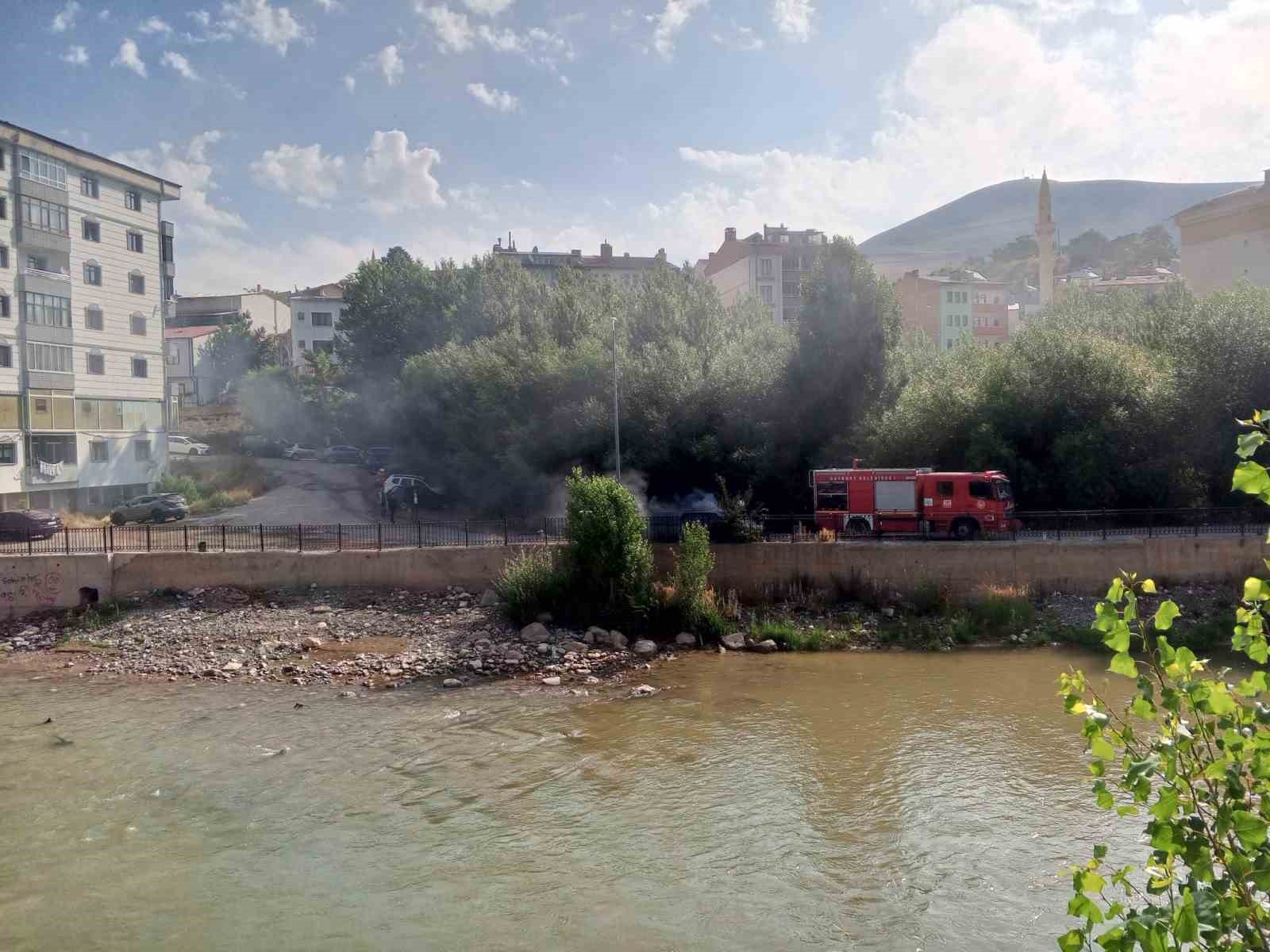 bayburtta-park-halindeki-otomobil-alev-aldi