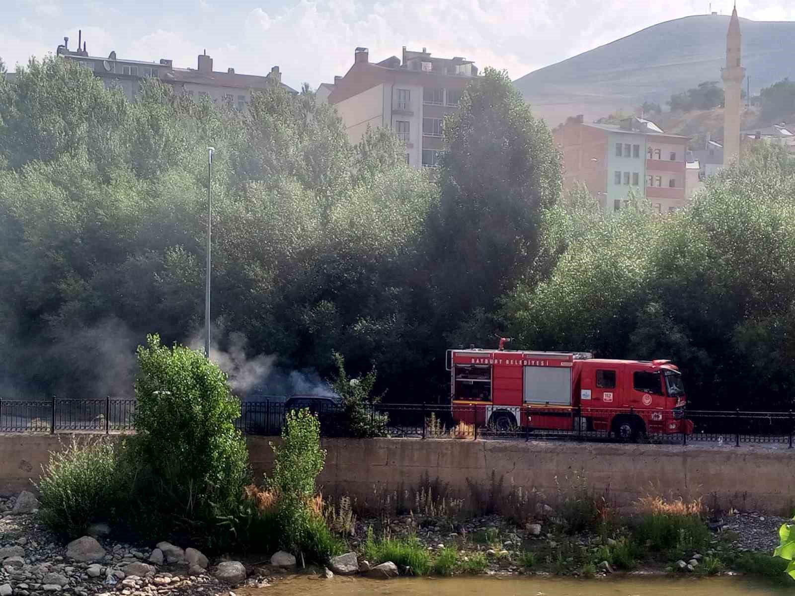 bayburtta-park-halindeki-otomobil-alev-aldi