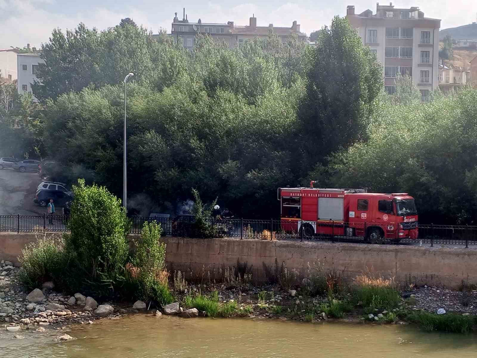 bayburtta-park-halindeki-otomobil-alev-aldi