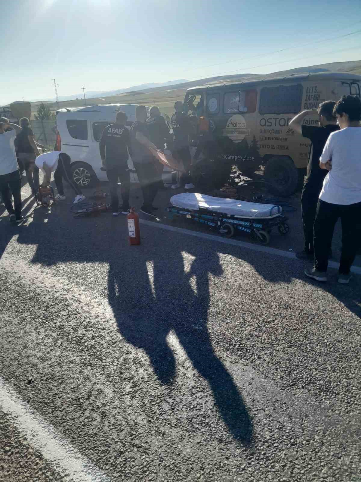 bayburtta-trafik-kazasi-2-olu-6-yarali
