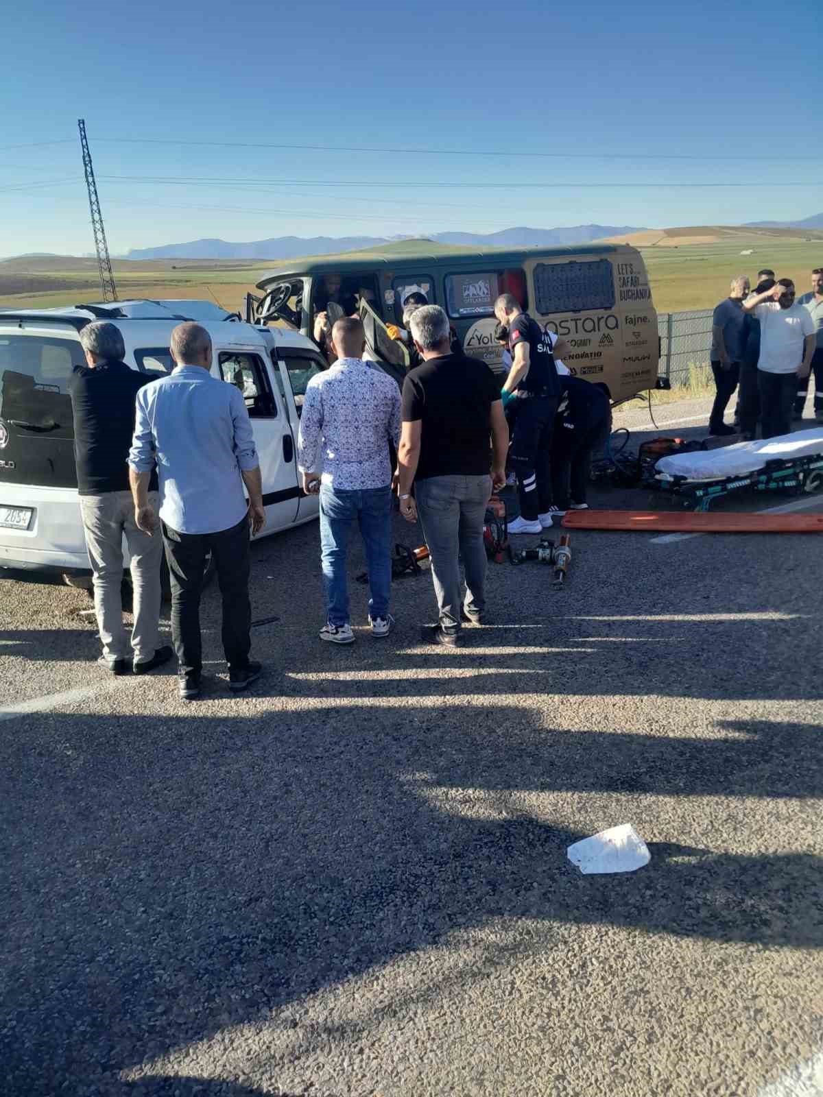 bayburtta-trafik-kazasi-2-olu-6-yarali