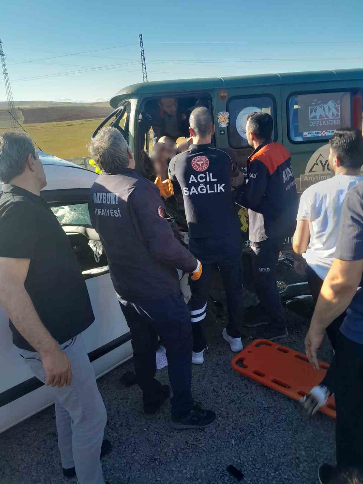 bayburtta-trafik-kazasi-2-olu-6-yarali