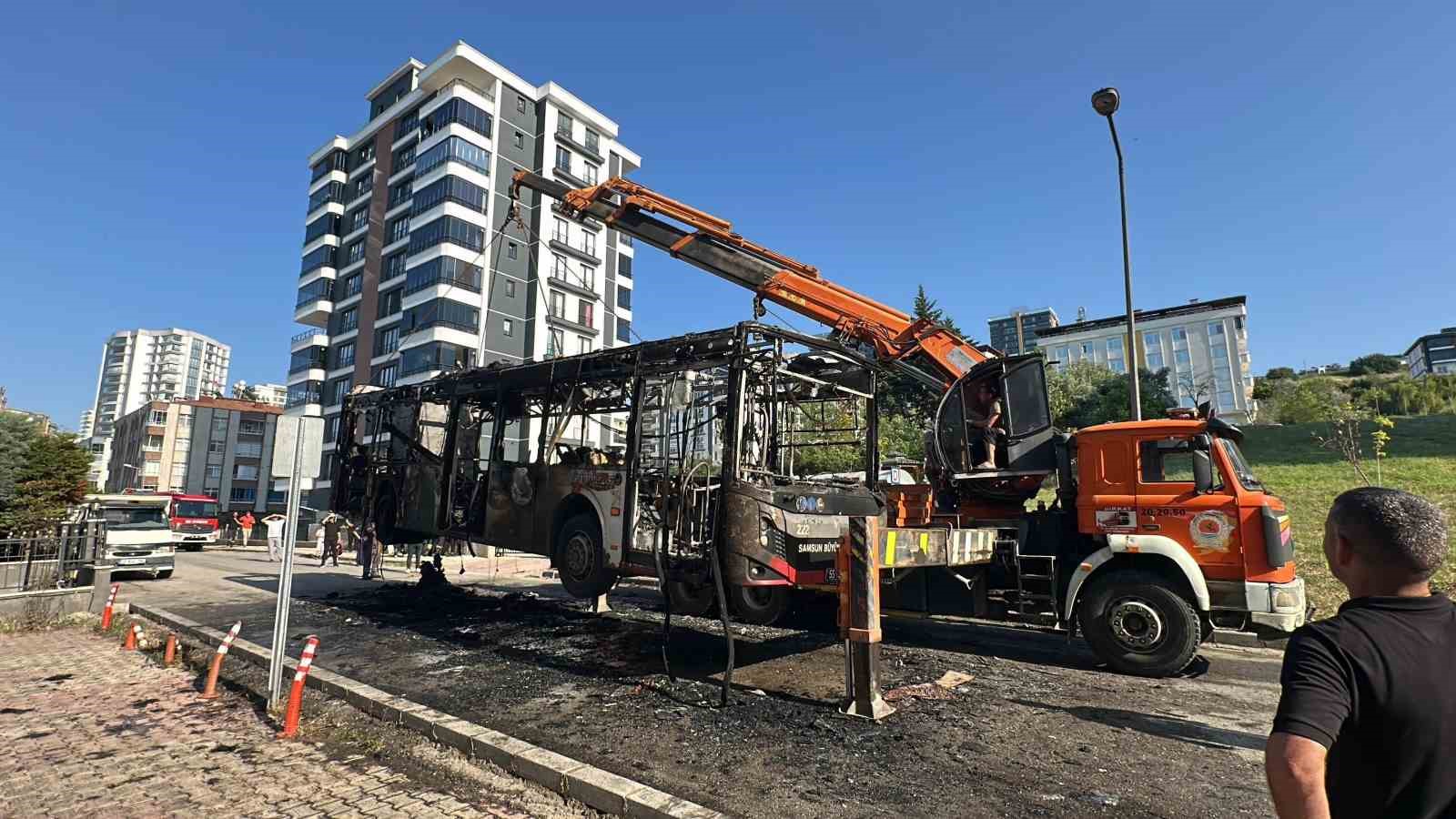 belediye-otobusu-alev-aldi-yolcular-panikle-kacisti-o-anlar-kamerada