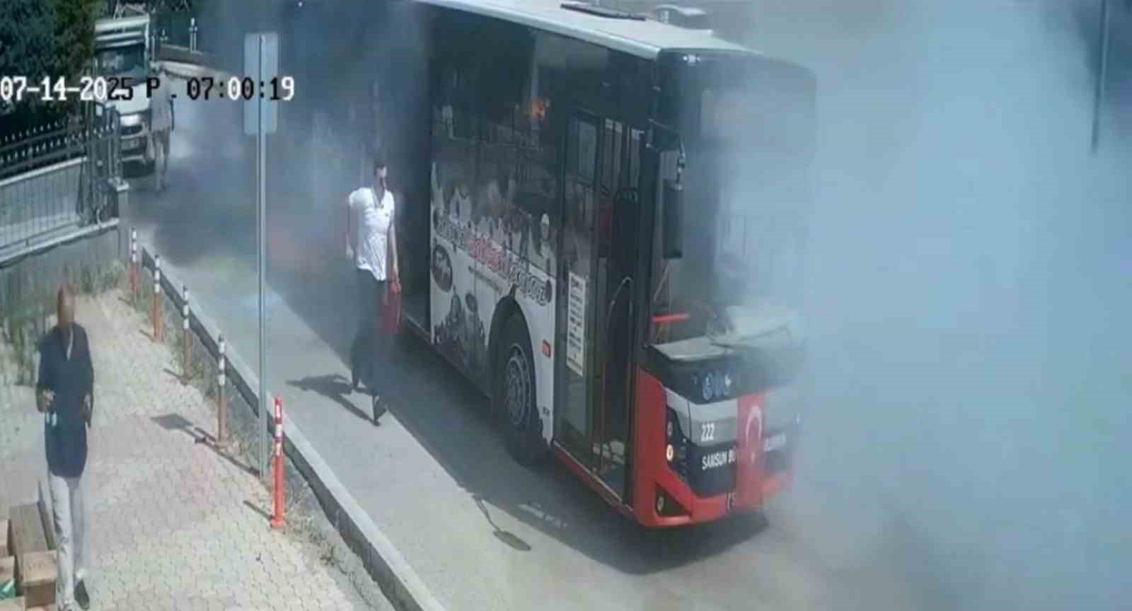 belediye-otobusu-alev-aldi-yolcular-panikle-kacisti-o-anlar-kamerada