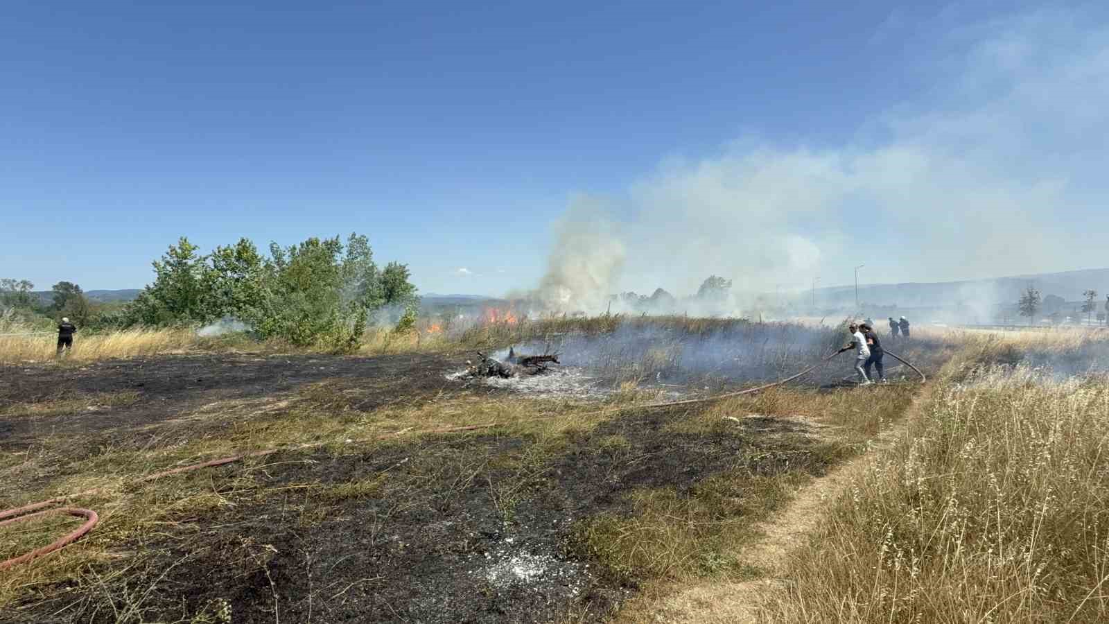 beton-mikserleri-ve-is-makineleri-ile-yangini-sondurmek-icin-seferber-oldular
