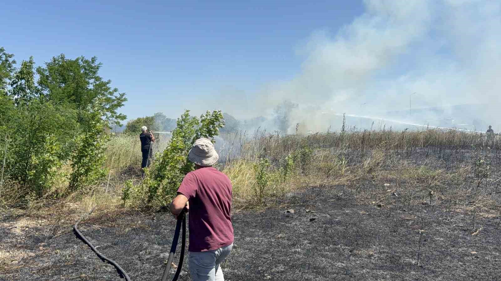 beton-mikserleri-ve-is-makineleri-ile-yangini-sondurmek-icin-seferber-oldular
