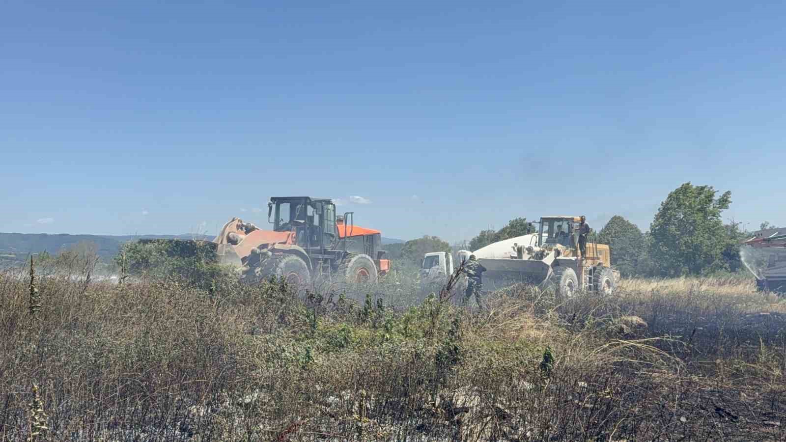 beton-mikserleri-ve-is-makineleri-ile-yangini-sondurmek-icin-seferber-oldular