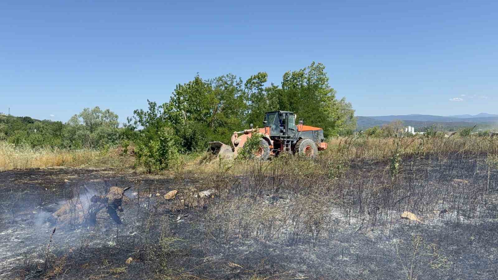 beton-mikserleri-ve-is-makineleri-ile-yangini-sondurmek-icin-seferber-oldular