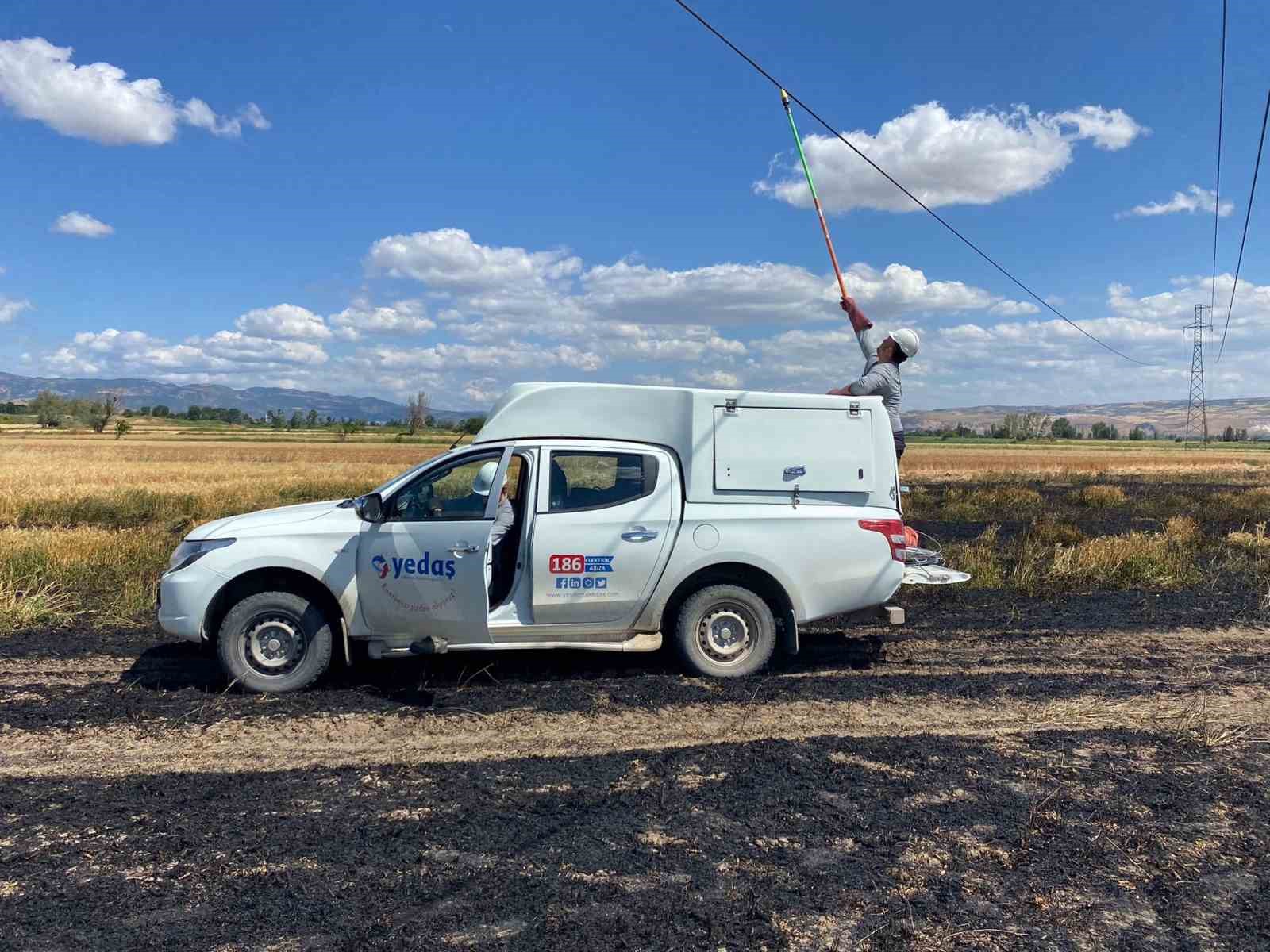 bicerdover-elektrik-hattina-carpti-cikan-kivilcimlar-13-donum-bugdayi-kule-cevirdi