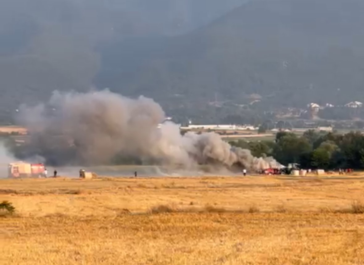 boluda-balya-makinesi-yandi-tarlada-aniz-yangini-cikti