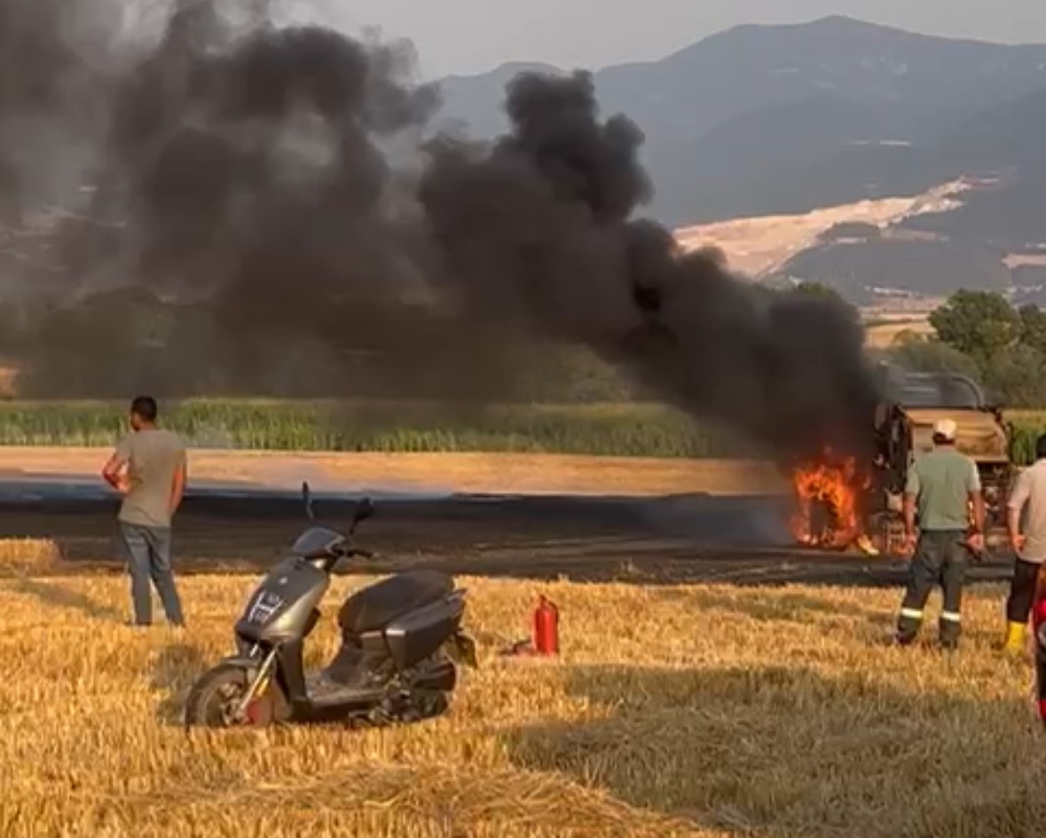 boluda-balya-makinesi-yandi-tarlada-aniz-yangini-cikti