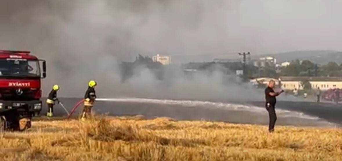 boluda-balya-makinesi-yandi-tarlada-aniz-yangini-cikti