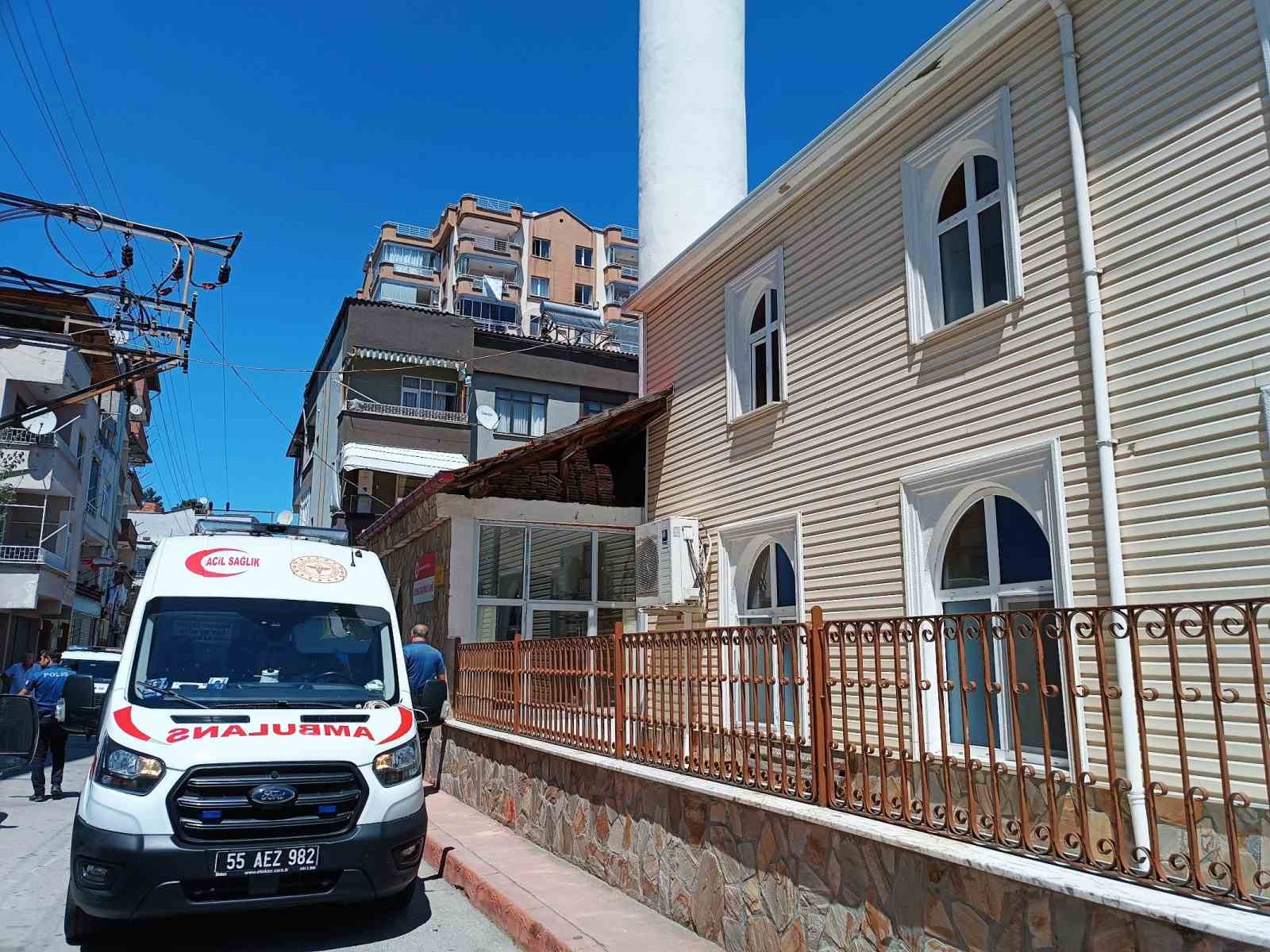 camide-sizan-adami-cemaat-uyandiramadi-ambulansla-hastaneye-kaldirildi