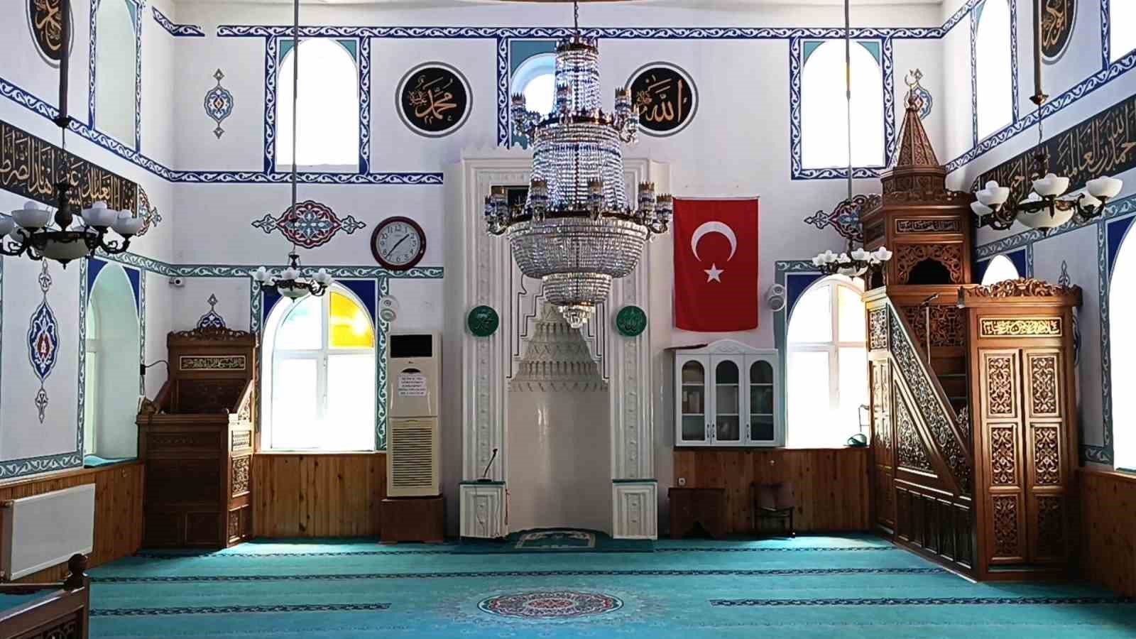 camide-sizan-adami-cemaat-uyandiramadi-ambulansla-hastaneye-kaldirildi