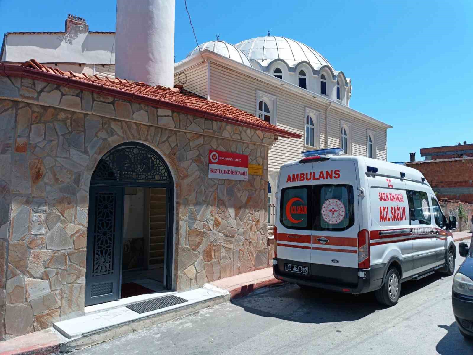 camide-sizan-adami-cemaat-uyandiramadi-ambulansla-hastaneye-kaldirildi