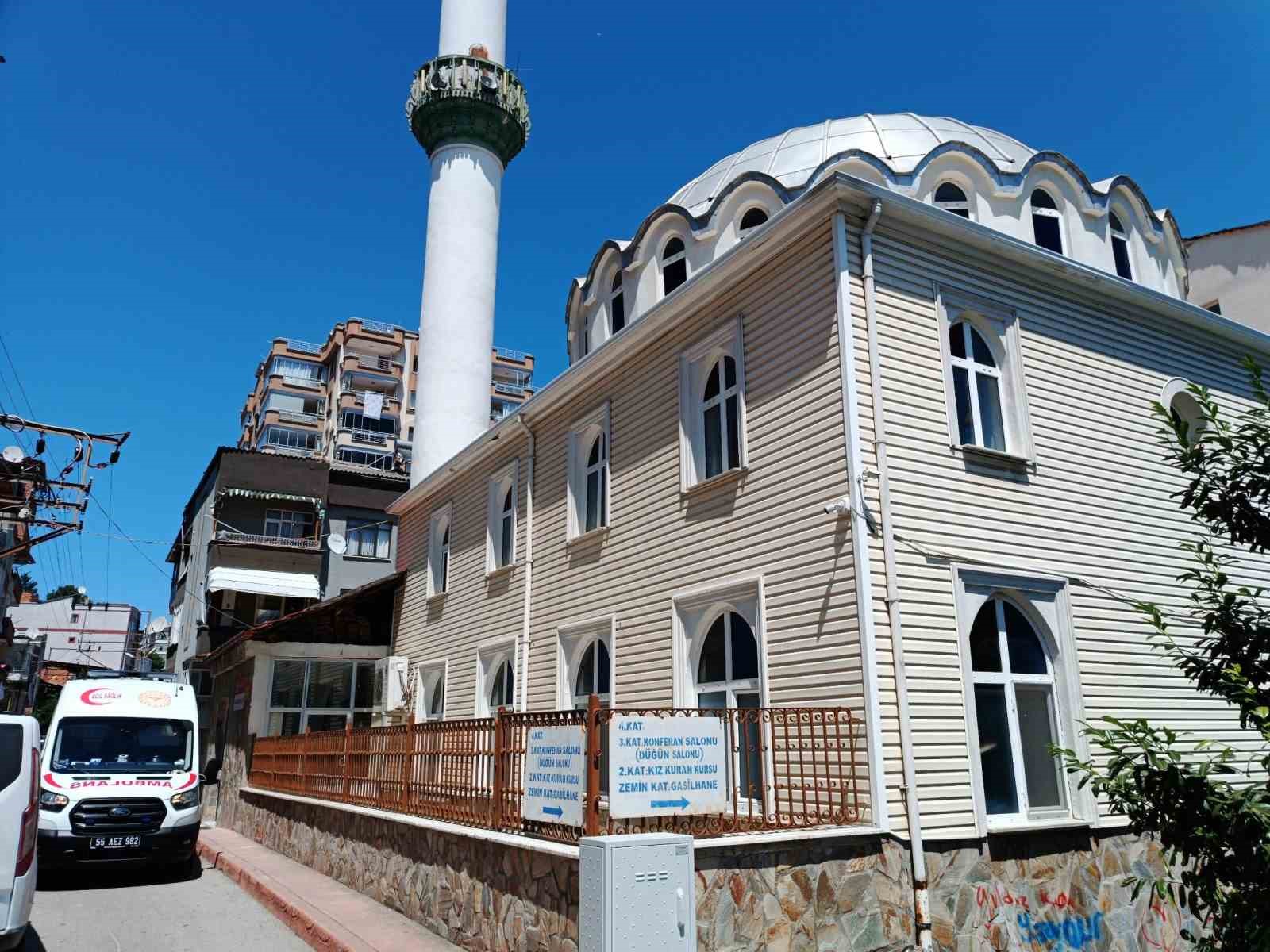 camide-sizan-adami-cemaat-uyandiramadi-ambulansla-hastaneye-kaldirildi