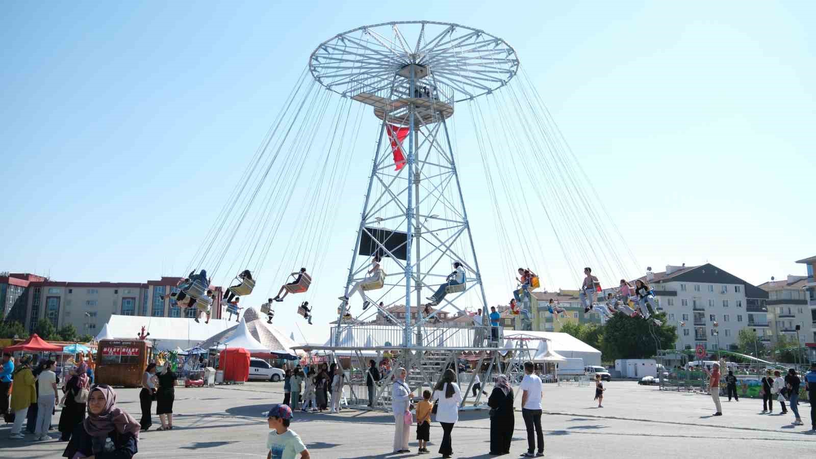 corum-belediyesinden-700-cocuga-lunapark-surprizi