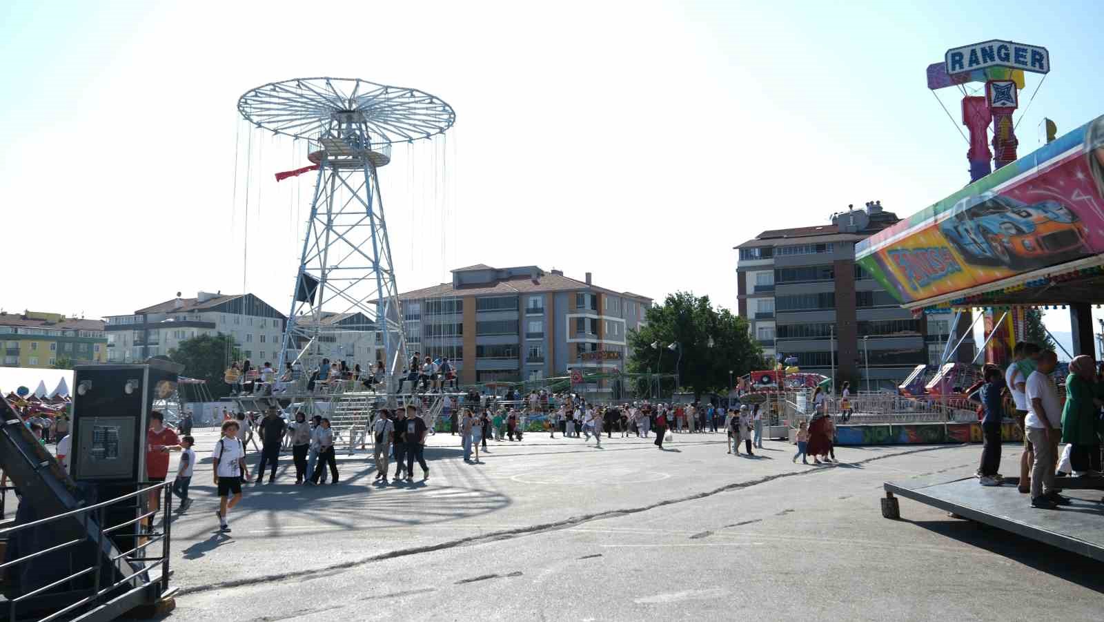 corum-belediyesinden-700-cocuga-lunapark-surprizi