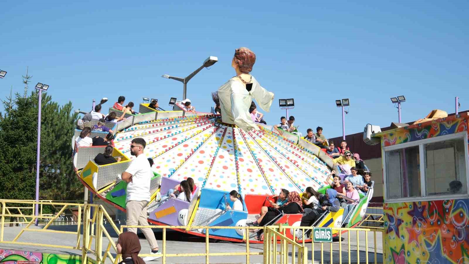 corum-belediyesinden-700-cocuga-lunapark-surprizi
