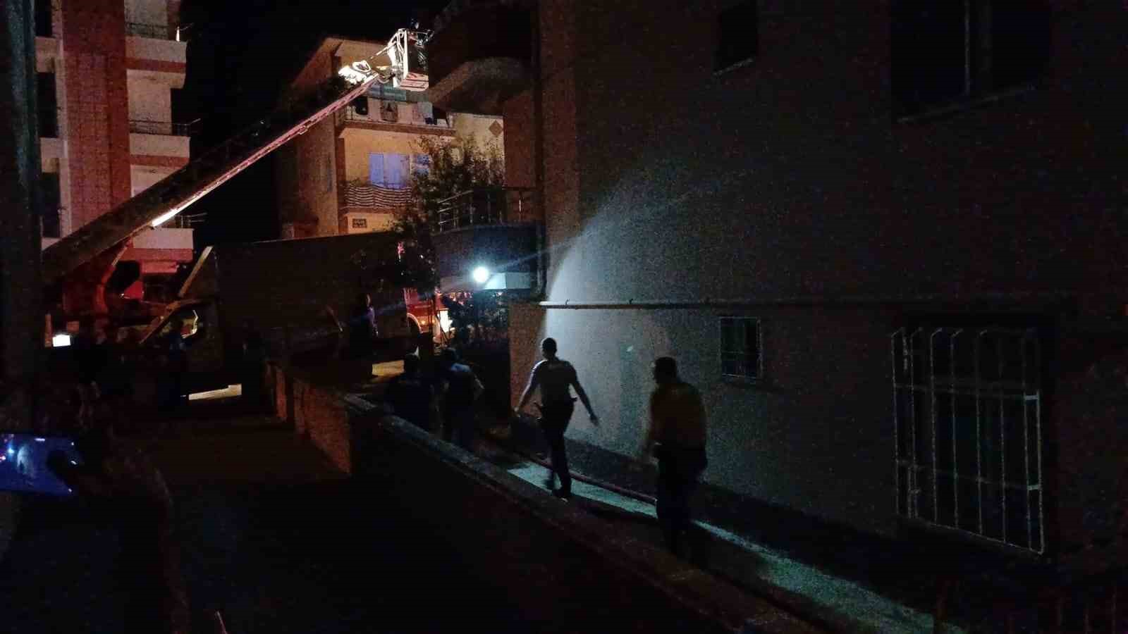 corumda-apartman-dairesinde-cikan-yangin-panige-yol-acti