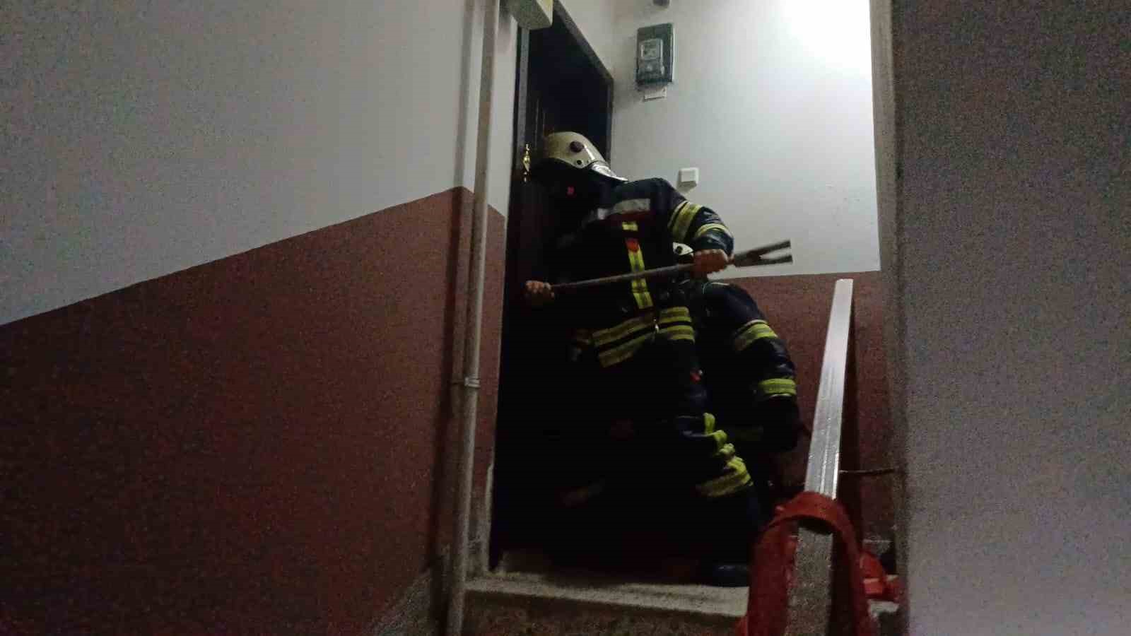 corumda-apartman-dairesinde-cikan-yangin-panige-yol-acti