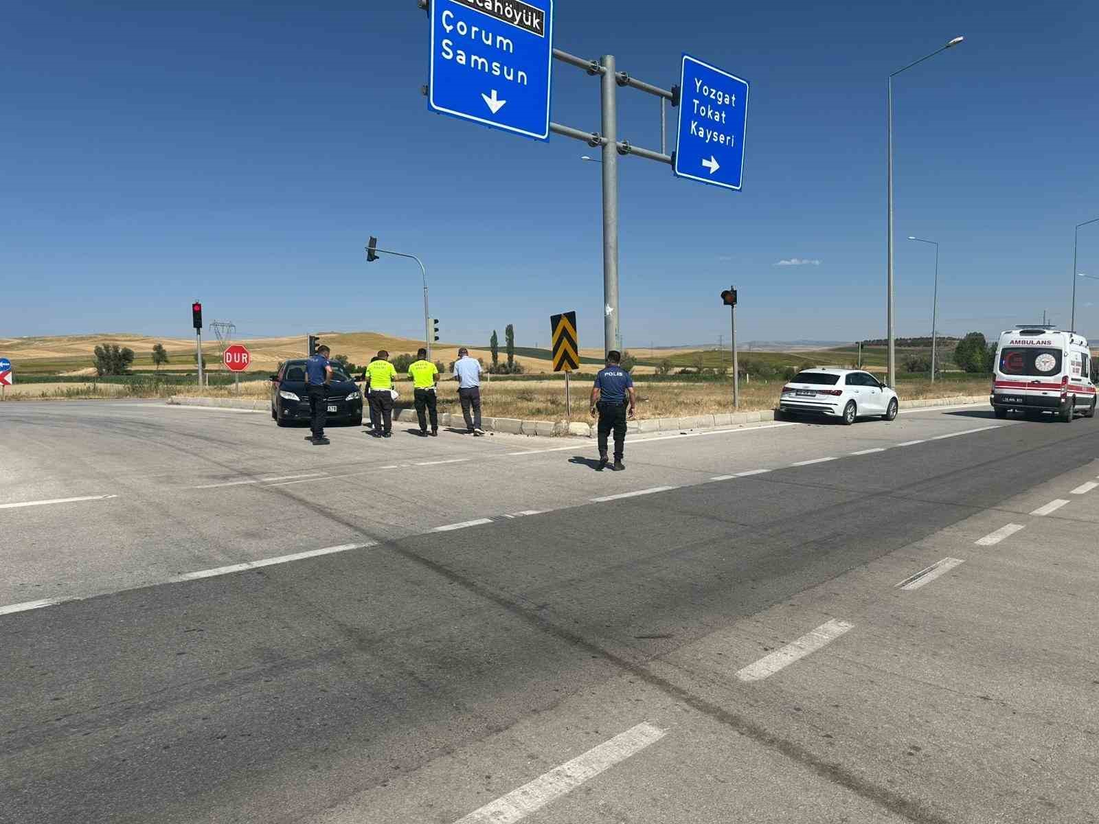 corumda-iki-otomobil-carpisti-4-yarali