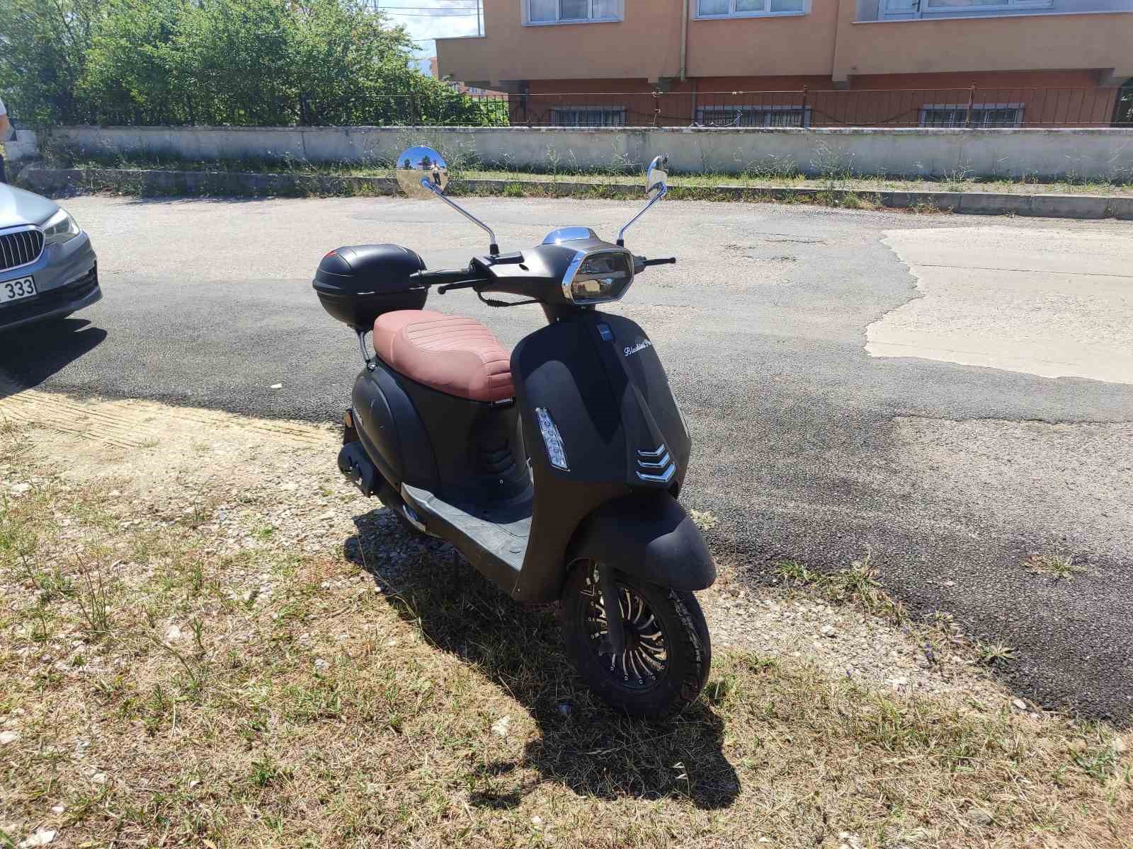 direksiyon-hakimiyetini-kaybeden-motosiklet-surucusu-yere-dustu