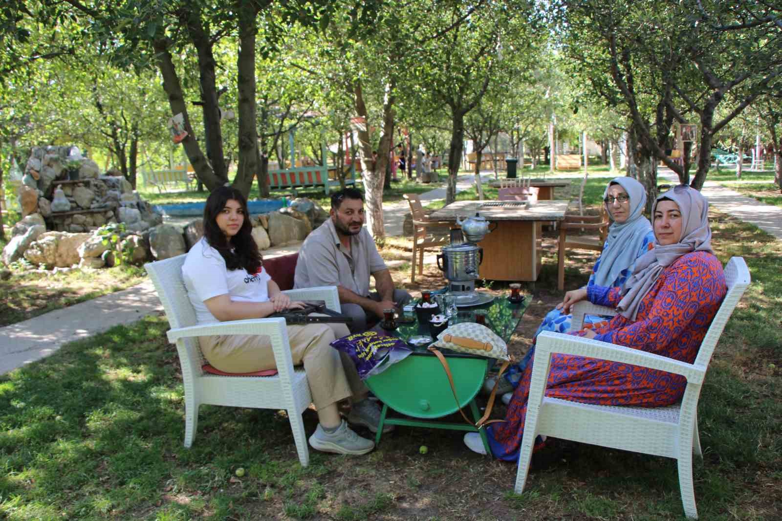 don-felaketinden-korunan-elmalari-satmayip-bahcesine-gelenlere-ikram-ediyor