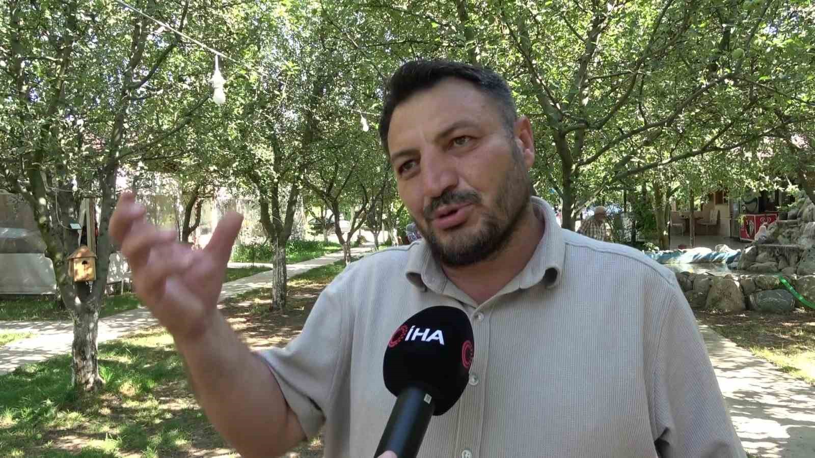 don-felaketinden-korunan-elmalari-satmayip-bahcesine-gelenlere-ikram-ediyor