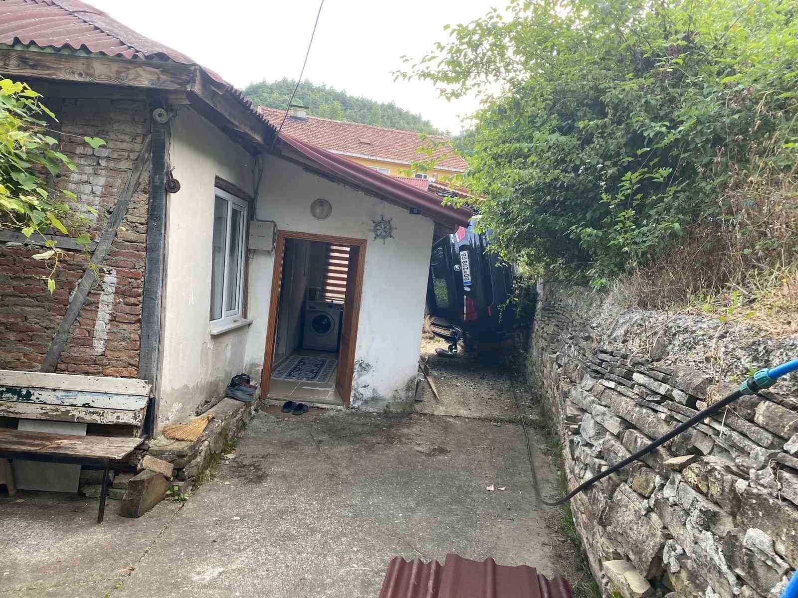 el-freni-cekilmeyen-otomobil-evin-bosluguna-dustu