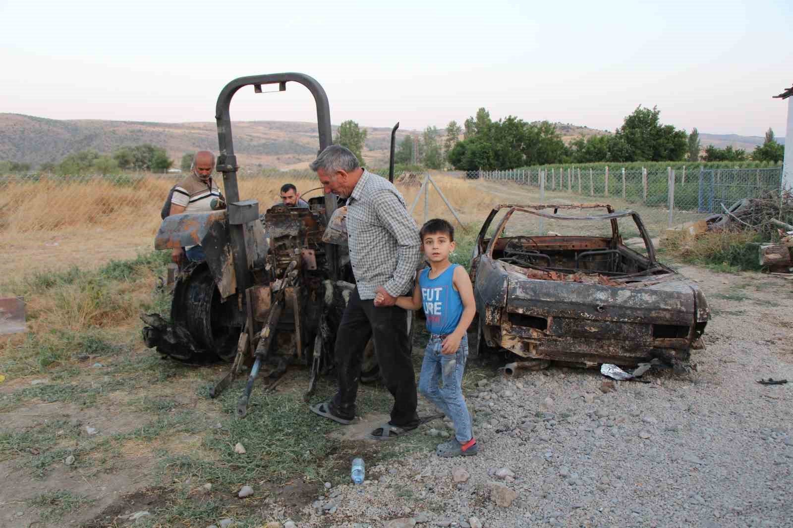 ev-traktor-ve-otomobili-yanan-cift-4-torunuyla-yuvasiz-kaldi