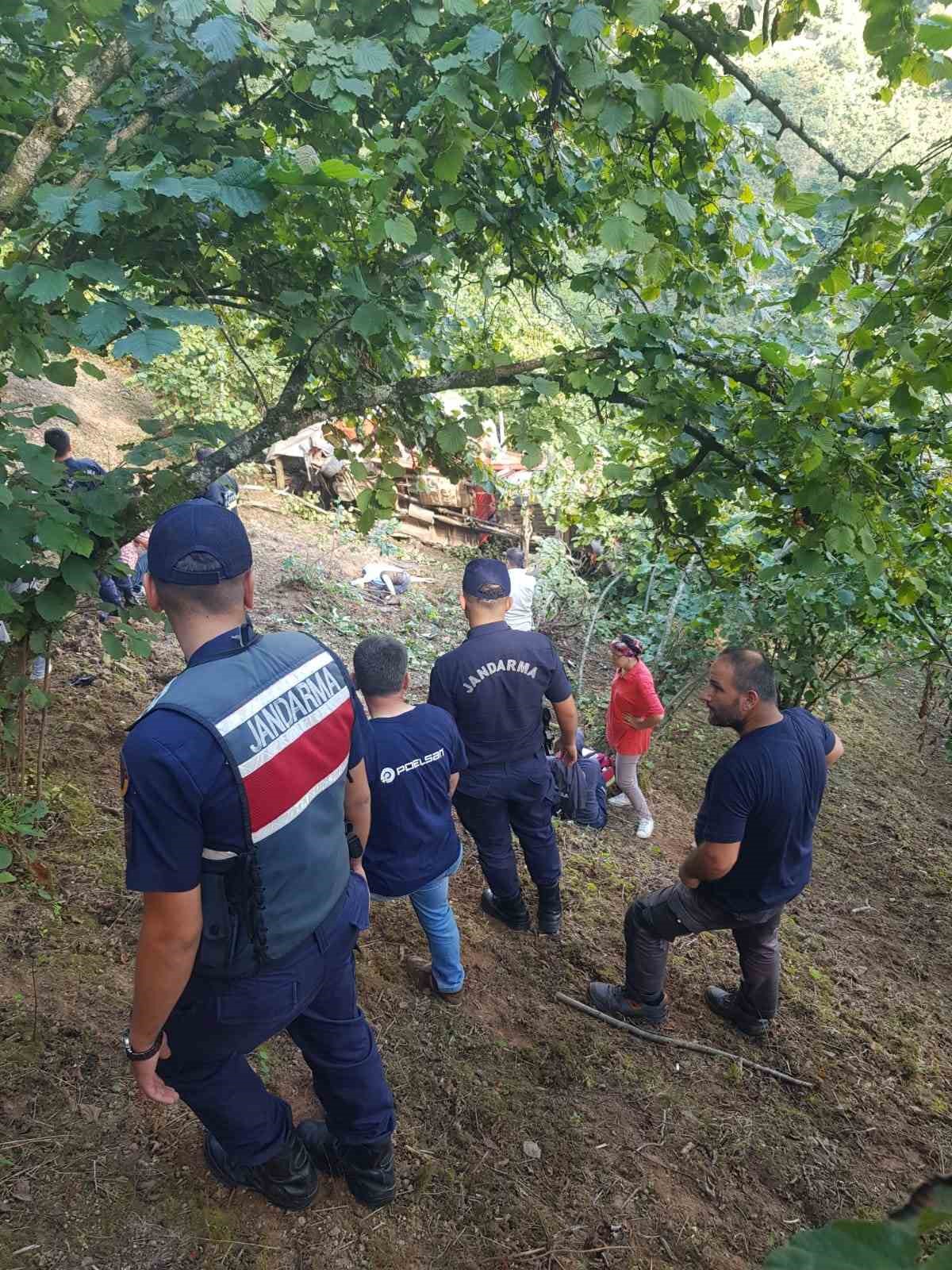 giresunda-findik-iscilerini-tasiyan-arac-sarampole-yuvarlandi-1-olu-9-yarali