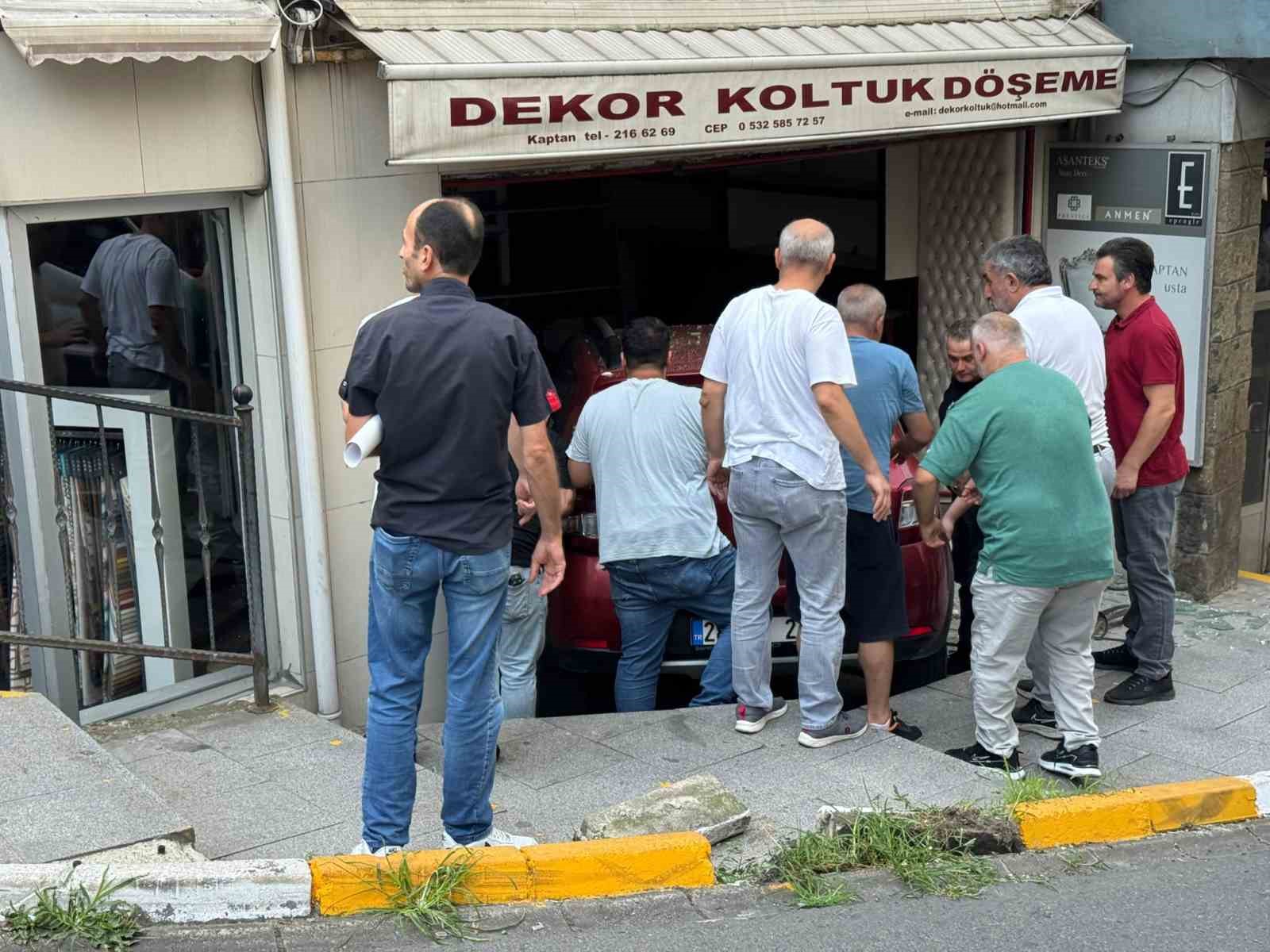 giresunda-otomobil-dukkana-girdi-1-yarali