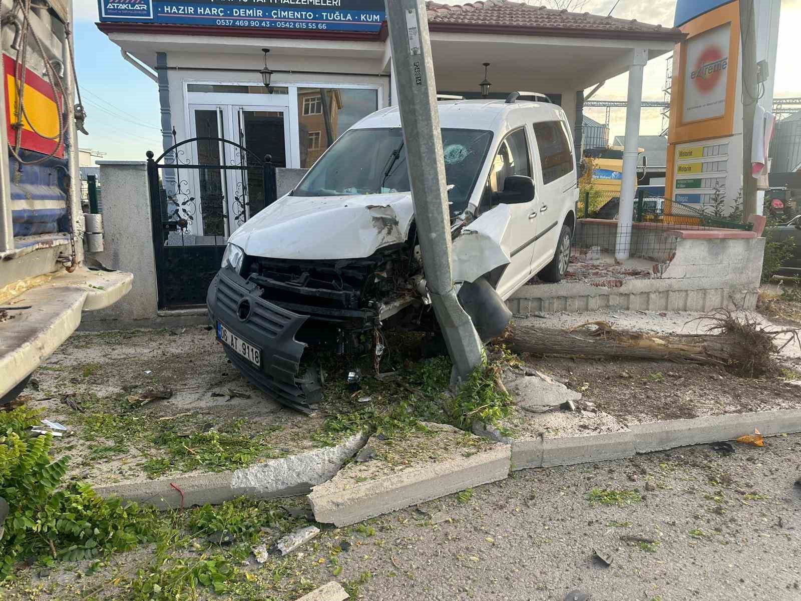 hafif-ticari-arac-once-agaca-ardindan-direge-carpti-1-yarali