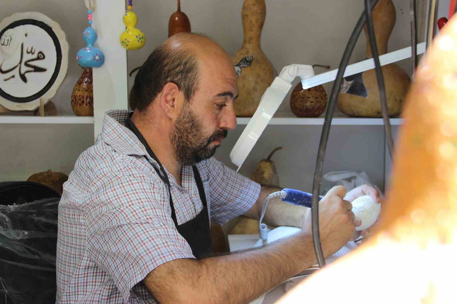 hobi-olarak-basladi-yumurtanin-kabuguna-sanat-naksediyor